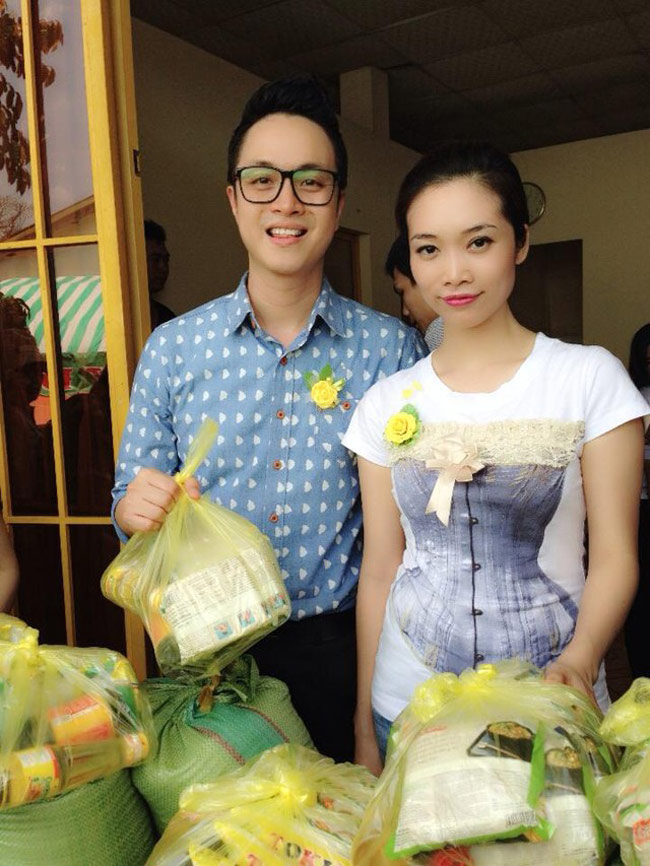 Xuân Quỳnh cũng thường theo bạn trai trong những chuyến từ thiện.