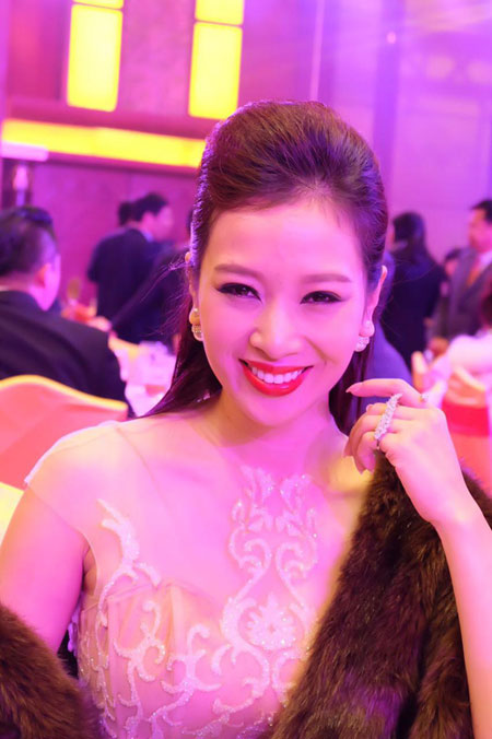 Quý bà Thu Hương đẹp rạng rỡ tại chung kết Mrs World 2015 - 1