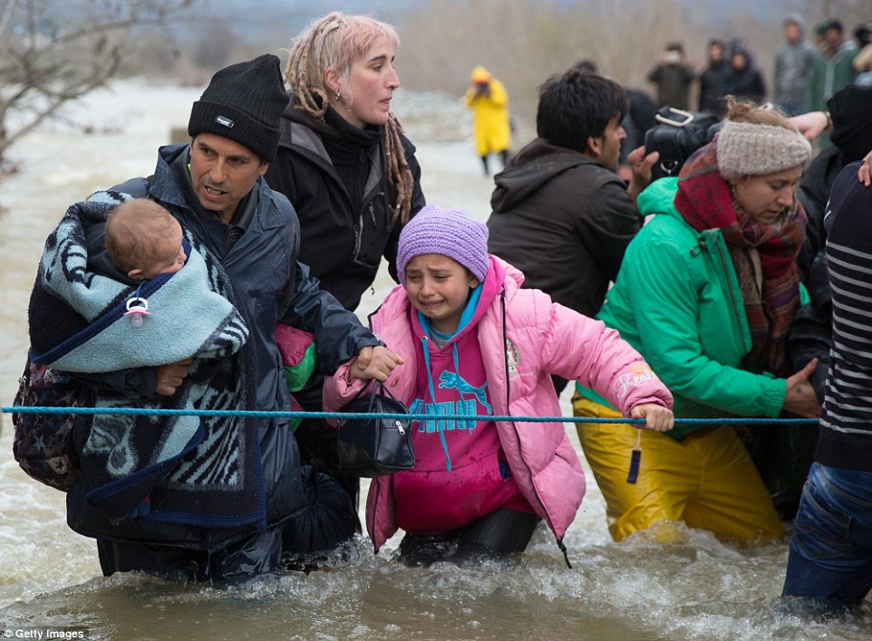 Xót xa trẻ em tị nạn bám dây vượt sông chết chóc - 1