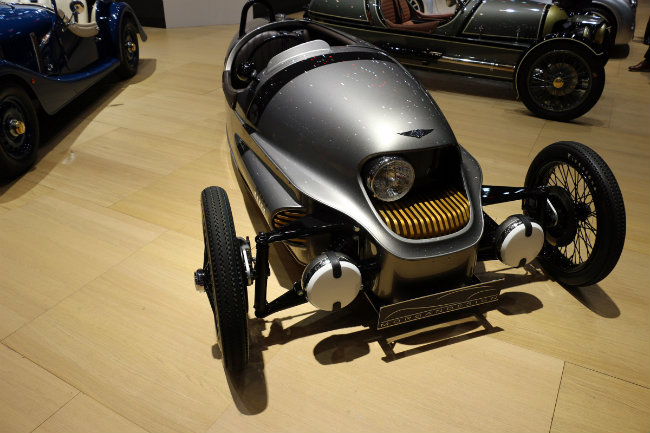 Morgan là một nhà sản xuất xe truyền thống nhưng không ngừng tiến về phía trước. Như đã hứa sẽ tung ra một loạt mẫu xe lai vào năm 2019, thương hiệu xe Anh quốc này đã trình diện tại triển lãm Geneva Motor Show vừa qua một mẫu xe điện 3 bánh vô cùng bắt mắt.