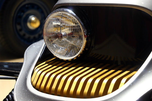 Tuy nhiên xe có sự phá cách so với truyền thống ở chỗ có sự bố trí không đối xứng của ba đèn pha làm cho EV3 khá độc đáo.