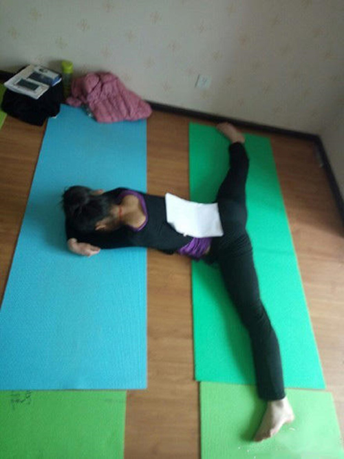 Giới trẻ rộ trào lưu khoe vòng eo mỏng như giấy A4 - 7