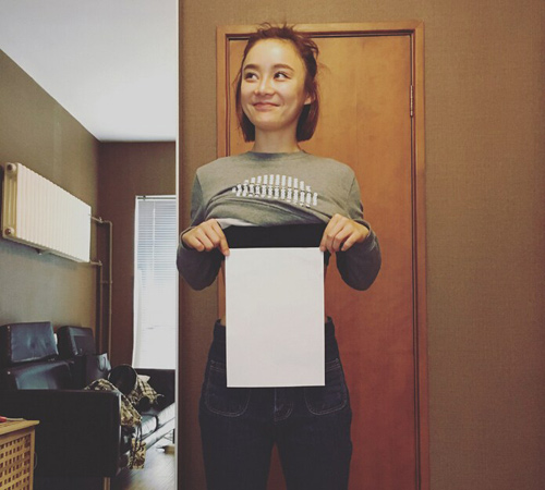 Giới trẻ rộ trào lưu khoe vòng eo mỏng như giấy A4 - 4