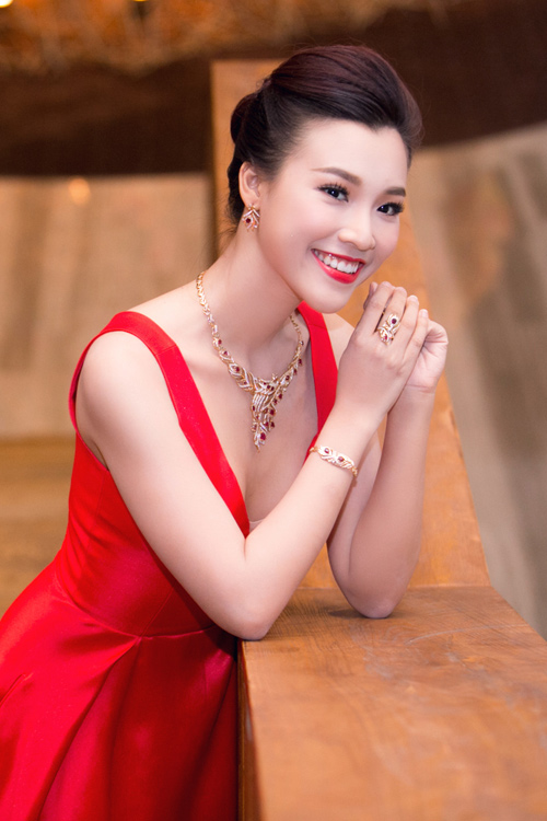 Hoàng Oanh khoe vẻ rạng rỡ với bộ trang sức 300 triệu - 1