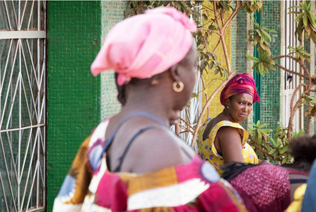 1. Thủ đô Bissau: Giống như nhiều quốc gia châu Phi khác thủ đô là nơi có rất nhiều hoạt động cả ngày lẫn đêm.Bạn sẽ thấy nơi đây có những nhà thờ thiên chúa giáo ấn tượng và lối kiến trúc kiểu Bồ Đào Nha.Chính người họ cũng là người đến đây vào cuối thế kỉ 17 và biến Guine thành thuộc địa.Thủ đô Guinea Bissau được công nhận là thủ đô chính thức từ năm 1942 thay thế cho thành phố Bolama phía Nam.
