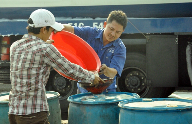 Xe tải tông xe bồn, xăng ào ào chảy xuống đường - Tin tức