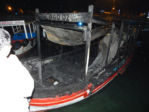 Khánh Hòa: 2 tàu du lịch bốc cháy trong đêm - 1