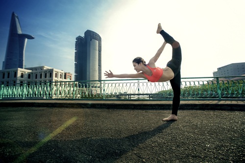 Phương Trinh Jolie khoe dáng trong bộ ảnh yoga ấn tượng - 1