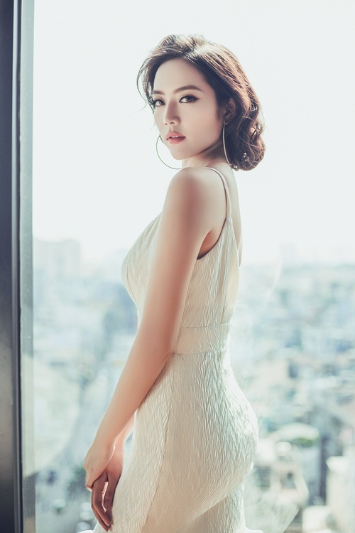 Ngọc Quý khoe vẻ gợi cảm với trang phục xuyên thấu - 6
