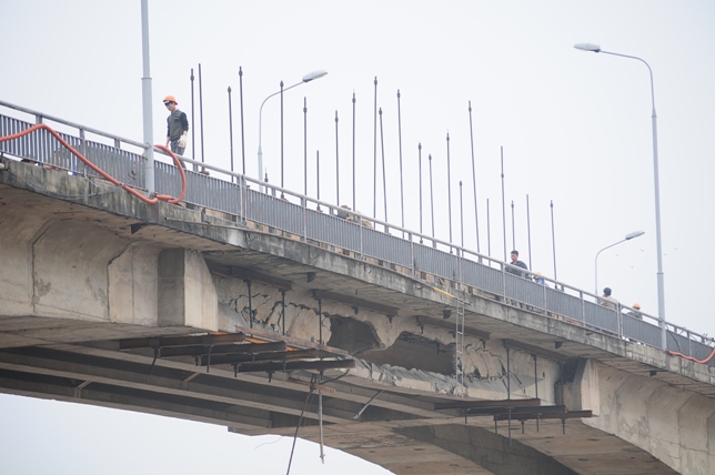 Giải cứu thành công tàu 3.000 tấn khỏi gầm cầu An Thái - 4
