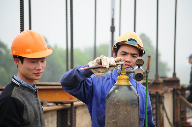 Giải cứu thành công tàu 3.000 tấn khỏi gầm cầu An Thái - 8