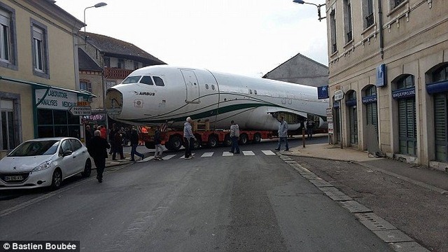 Pháp: Tắc đường 4 tiếng vì máy bay lù lù chắn ngang - 1
