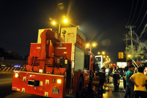 TP.HCM: Cháy dữ dội ở xưởng bông gòn - 2