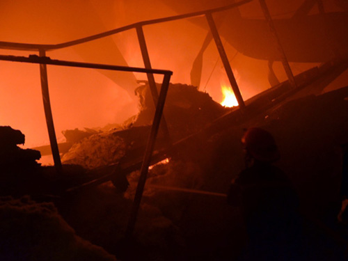 TP.HCM: Cháy dữ dội ở xưởng bông gòn - 3