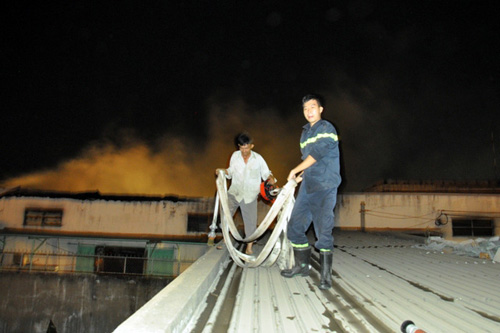 TP.HCM: Cháy dữ dội ở xưởng bông gòn - 4