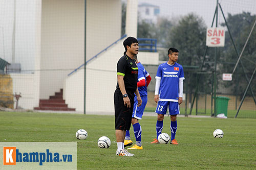 Công Vinh bình luận vụ Văn Quyết đẩy ngã trọng tài - 2