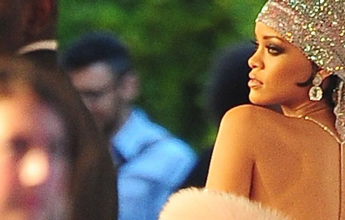 Rihanna hối tiếc về bộ đồ lộ 90% cơ thể ở CFDA Award - 1