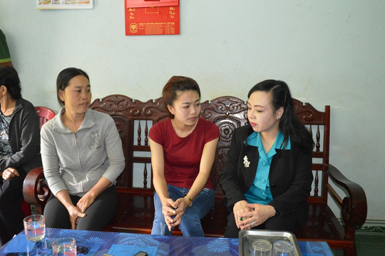 Bộ trưởng Bộ Y tế thăm gia đình bé gái bị cưa chân - 1