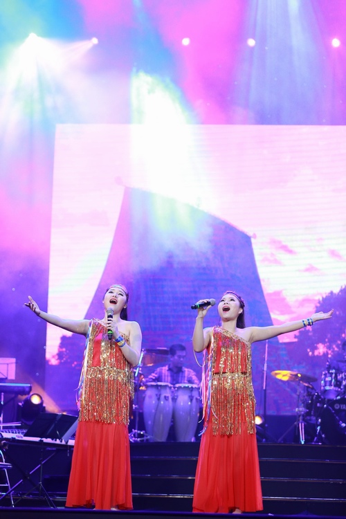 Vợ chồng Trọng Tấn tình cảm đến chúc mừng Anh Thơ - 12