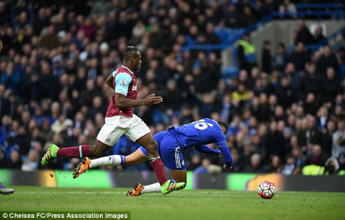 Chelsea thoát thua, Hiddink khẩu chiến gay gắt Bilic - 1