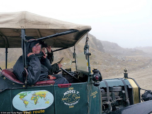 Vợ chồng già du lịch khắp nơi trên chiếc xe 100 tuổi - 4