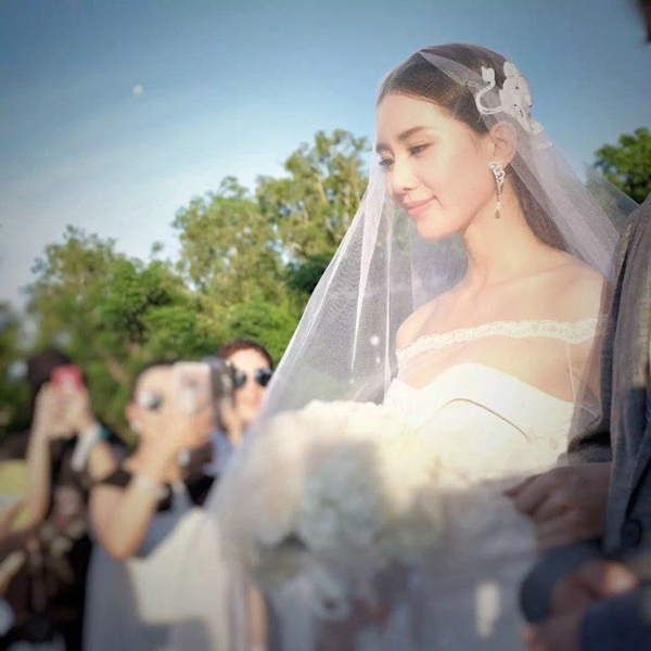 Những hình ảnh đẹp nhất trong đám cưới Lưu Thi Thi - 2