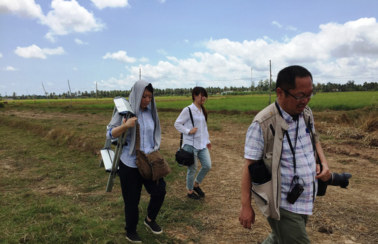 Nhà báo Nhật thị sát hạn mặn ở ĐBSCL - 2