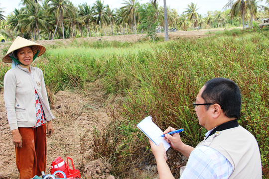 Nhà báo Nhật thị sát hạn mặn ở ĐBSCL - 4