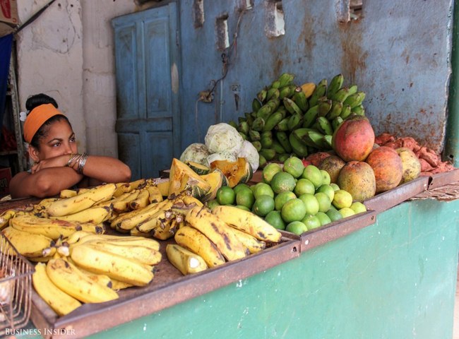 Cô gái bán hoa quả ở Havana.