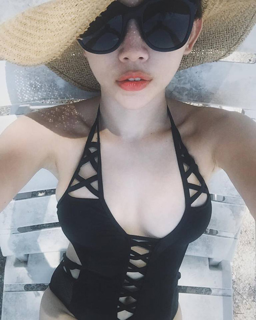 Mỹ nữ Việt “lăng xê” áo tắm khoét xẻ, bikini quây - 1