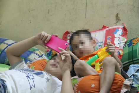 CA truy tìm 2 thanh niên giật con từ tay mẹ giữa phố - 3