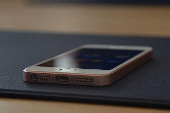 iPhone SE được xem là "sự hòa trộn" giữa iPhone 6s và iPhone 5s.