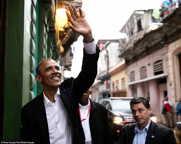 Tiểu thư nhà Obama trổ tài phiên dịch cho bố ở Cuba - 3