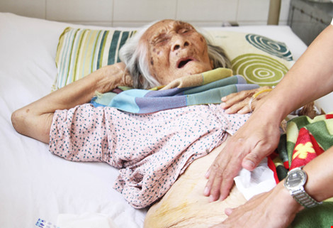 Thay khớp háng cho cụ bà 98 tuổi bị gãy xương đùi - 1