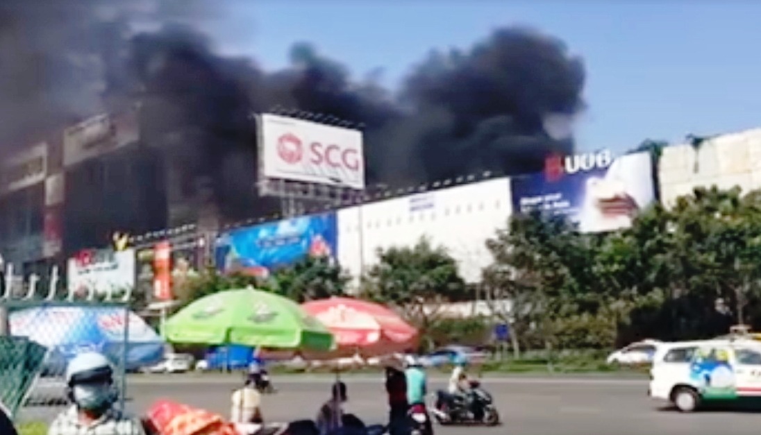 Vụ cháy gần sân bay Tân Sơn Nhất