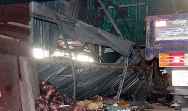 Hàng tấn mâm giáo chôn vùi 3 công nhân ở Sài Gòn - 3