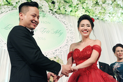 Trà My ngượng ngập hôn chồng đại gia trong đám cưới - 1