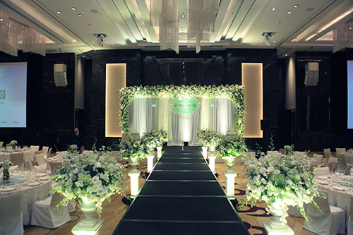 Trà My ngượng ngập hôn chồng đại gia trong đám cưới - 2