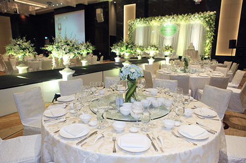 Trà My ngượng ngập hôn chồng đại gia trong đám cưới - 3