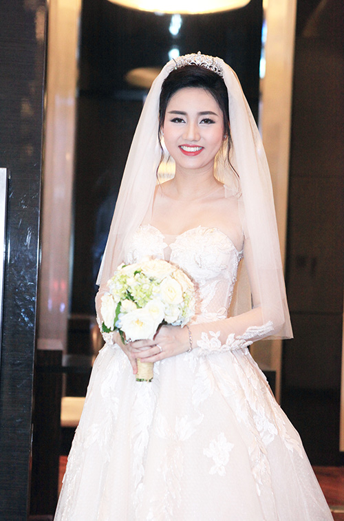 Trà My ngượng ngập hôn chồng đại gia trong đám cưới - 10