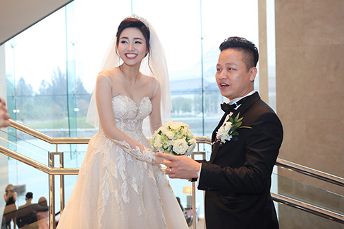 Trà My ngượng ngập hôn chồng đại gia trong đám cưới - 12