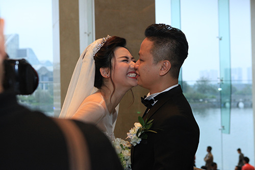 Trà My ngượng ngập hôn chồng đại gia trong đám cưới - 13