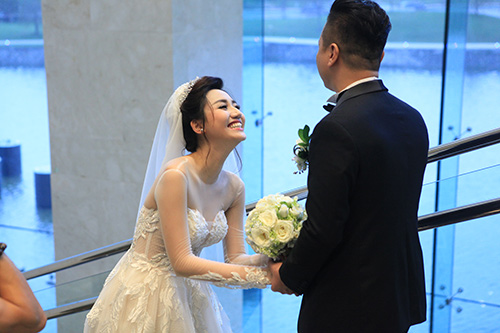 Trà My ngượng ngập hôn chồng đại gia trong đám cưới - 14