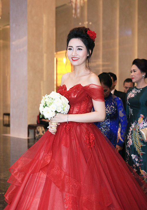 Trà My ngượng ngập hôn chồng đại gia trong đám cưới - 15