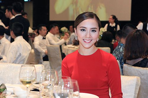 Trà My ngượng ngập hôn chồng đại gia trong đám cưới - 9