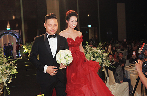 Trà My ngượng ngập hôn chồng đại gia trong đám cưới - 1