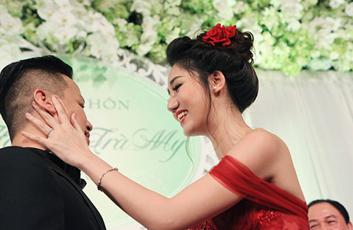 Trà My ngượng ngập hôn chồng đại gia trong đám cưới - 2