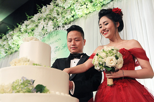 Trà My ngượng ngập hôn chồng đại gia trong đám cưới - 4