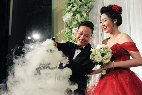 Trà My ngượng ngập hôn chồng đại gia trong đám cưới - 5