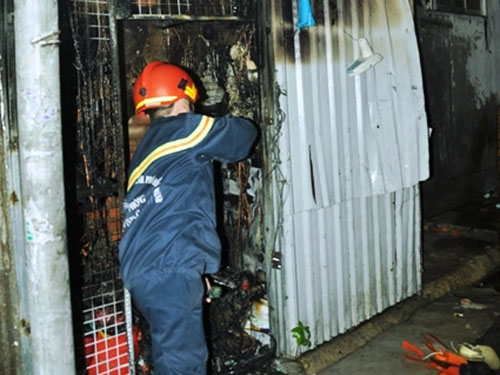 Huy động xe thang dập đám cháy chưa tới 4 mét vuông - 1